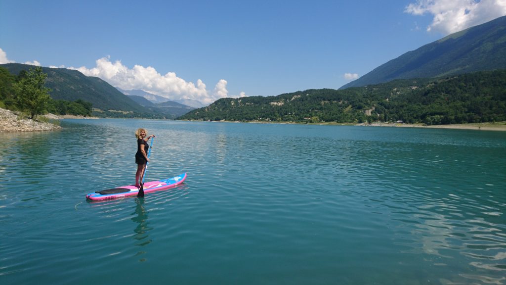 sup-a-yoga-sur-paddle-lac-de-monteynard-july-toujan